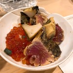うを徳 - ㉒これで勘弁丼（カツオ藁焼き大蒜醤油、宇和島トコブシ、イクラ）
