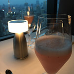Fish Bank TOKYO - 18:37の夜景とピーチのカクテル。
                                ぼくはアルコールフリー
                                同伴者はアルコール入り。
                                ピーチジュースになっていないところがステキ。