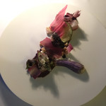 Fish Bank TOKYO - カンパチの炙り。
                                歯ごたえと柔らかさがちょうどよかったです。
                                3種類のソースそれぞれが異なった旨味を持っていて、
                                とても美味しかったです！
                                ピンク色のヒラヒラは、
                                ポテトチップスです。