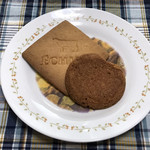 113811348 - エシレの文字と牛のマークが書かれたサブレと丸いガレットです。