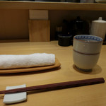 Tonkatsu Suzuki - 内観；卓上の様子；おしぼり、冷たい麦茶