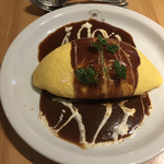 カフェ アクイーユ - 自家製デミグラスソースのふわふわオムライス（片側から）