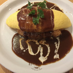 カフェ アクイーユ - 自家製デミグラスソースのふわふわオムライス（片側から）