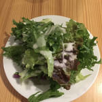 カフェ アクイーユ - オムライスの付け合わせサラダ