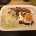 松屋 - メインのボイルされたソーセージ、半熟の目玉焼き、サラダ。