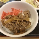 松屋 - 牛皿をご飯に乗せて牛丼に。