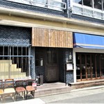 イノーヴェ - ”Innover” の店舗入り口。 入店した1Fは、厨房になっています。 左側の木製の階段で2階へ上がります。　　　　　　2019.08.17