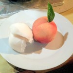焼肉 はせ川 - 丸ごと桃とシャーベット