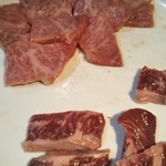 炭火焼 焼とり・焼肉 大吉 - 和牛カルビ(上)、牛ハラミ(下)