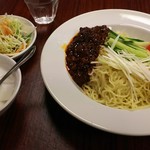 四川料理 ラーメィズ - ジャージャー麺+ケータリング(サラダ、杏仁豆腐)