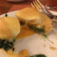 スプレンディード - 朝食ビュッフェ３９９０円。サーモンのエッグベネディクト。ハムかサーモンを選択できます。濃厚ながら、しつこさがない味わいで、とても美味しくいただきました（╹◡╹）