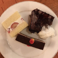 スプレンディード - 朝食ビュッフェ３９９０円。デザート。
                    ショートケーキ、ティラミス、チョコフレンチトースト。このフレンチトーストが超〜絶品！ フレンチトーストを売りにされているカフェのものより美味しい〜（╹◡╹）
                    