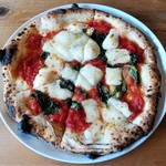 PIZZERIA しんのすけ - PIZZAⒶ　 大葉､トマト､バジル､モッツァレラのピッツァ