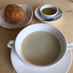 シェ・キノ - さつまいもの冷製スープ、自家製パン