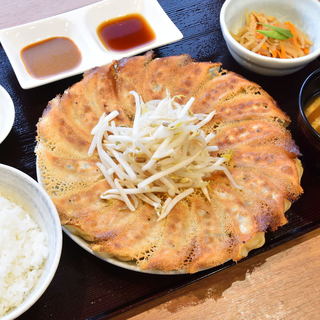 赤と白から選べる！浜太郎自慢の餃子を楽しめるお得な定食♪