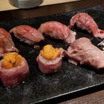 アブリーノ - *美瑛和牛サーロインの炙り
            *うに肉寿司
            *ねぎ塩炙り牛タン