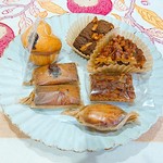 加集製菓店 - （上段中央から時計回りに…）ブラウニー，クルミタルト☆，フロランタン，マドレーヌ，フィナンシェ，ブルーベリーフィナンシェ，マフィン☆彡