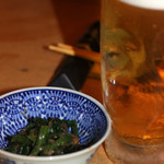 Tainchu - ビール、お通し(ほうれん草のおひたし)