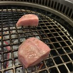 焼肉 拍手喝采 - 厚切りタン 2,580円