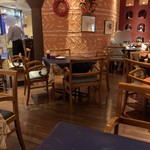 Torattoria Itaria - 小さいテーブル、4方向にチェアがあるのは嬉しいよね、デートで行ったら、斜め隣に堂々と座れる...、つんつんできるよ...