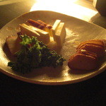 テイクイットイージー - 自家製のスモークチーズと燻り雅香。