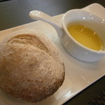 スゥリル - パンとオリーブオイル