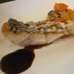 スゥリル - 魚　鱗をカリカリに焼き上げたヒラスズキ　冬野菜の煮込み添え