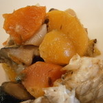 スゥリル - 魚　鱗をカリカリに焼き上げたヒラスズキ　冬野菜の煮込み添え　野菜アップ