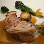 スゥリル - 仔羊背肉のローストの瞬間燻製　ロックフォールチーズのソース