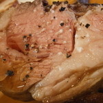 スゥリル - 仔羊背肉のローストの瞬間燻製　ロックフォールチーズのソース　アップ