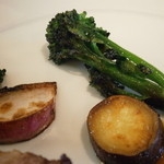 スゥリル - 仔羊背肉のローストの瞬間燻製　ロックフォールチーズのソース　付け合せ