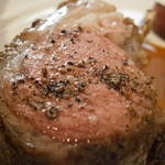 スゥリル - 仔羊背肉のローストの瞬間燻製　ロックフォールチーズのソース　アップ