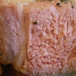 スゥリル - 仔羊背肉のローストの瞬間燻製　ロックフォールチーズのソース　断面アップ