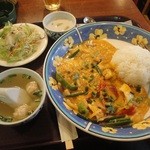 クンメー - ランチメニュー「カオタレーポンカレー（タイ風シーフードカレー）」（800円）