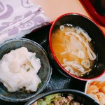 Kanou - 鶏そぼろ丼定食　ポテトサラダと味噌汁　味噌汁うまっ
