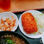 Kanou - 鶏そぼろ丼と蟹クリームコロッケ　蟹クリームコロッケと小鉢のちくわの煮物