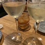 GYOZA dining Pd - 白ワインと黒ウーロンハイ