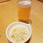 おばんざい・炙り焼き・酒 菜な - お通しとグラスビール