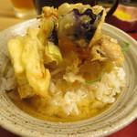 天ぷら やす田 - 出汁を全部かけます