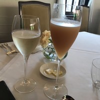 シェ・コーベ - シャンパンと白桃ジュース