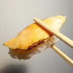 Shiosou - サーモンはややパサついているが、ネタにもシャリにも味がしっかり付いているので、酒肴として最適