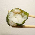 Shiosou - 中は単なる酢飯かと思いきや、葉っぱの下に、炙った鯛の身が隠れてました！
