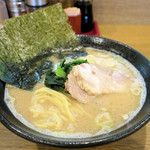 横浜ラーメン弐七家 - ラーメン700円