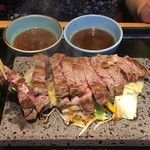 Ishiyaki Suteki Zei - キャーーー！！！妻と娘のアンガスステーキ！
                        
                        こうやって見ると美味そう！！！
                        
                        でもなんで肉の下に野菜？
                        
                        なんか蒸した肉食ってるみたいでね〜〜〜
                        
                        
                        