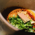 TexturA - 【高坂鶏】中華料理
                                これがこのお店の名物いわゆる「よだれ鶏」。
                                
                                元々は中国 四川料理。
                                
                                これが三段活用されます。