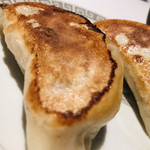 TexturA - 【三段活用の二段目】
      焼き餃子。普通の餃子より大きい。
      なんだろ、中味の肉！？
      
      よだれ鶏のタレに、良く合います。