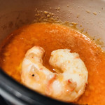 TexturA - 【海老のアヒージョ】スペイン料理
      にんにくが効きすぎていない
      甲殻類の美味しいが味わえます。
      
      バゲットに良く合います。