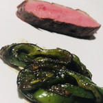 TexturA - 【鴨】中華料理
      副菜のピータンを、満願寺唐辛子に変更。
      
      塩が振られた鴨肉が美味しい。
      
      さらに、
      満願寺唐辛子のソースが、
      鴨肉に良く合います。
      