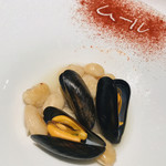 TexturA - 【モンサンミッシェル】スペイン料理
      ムール貝の白ワイン蒸し。
      
      赤い香辛料で「ムール」の文字が彩りに。
      