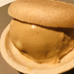 TexturA - 【最中】
      最中の中にあるアイスクリームは、
      たっぷりの紹興酒(中国のお酒)が
      入っています。
      